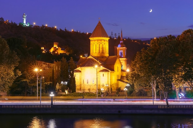 Splendida vista della cattedrale di sioni della dormizione e del fiume kura nella città vecchia nella notte di luna di tbilisi