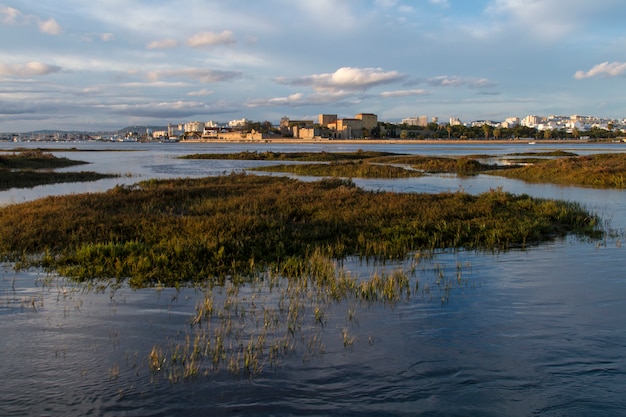 Splendida vista della città di Faro, in Portogallo, creando una riflessione sull&#39;acqua.