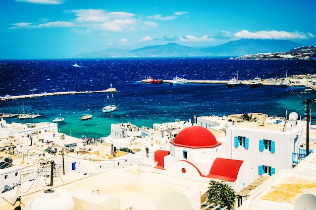 Splendida vista della città di Mykonos e della chiesa con cupola rossa in una giornata di sole