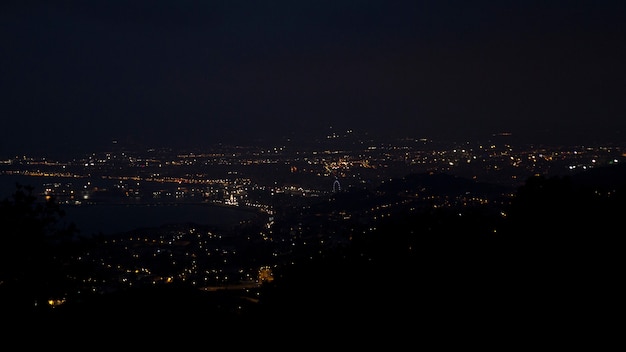 Splendida vista della città di notte da una grande altezza dalle montagne