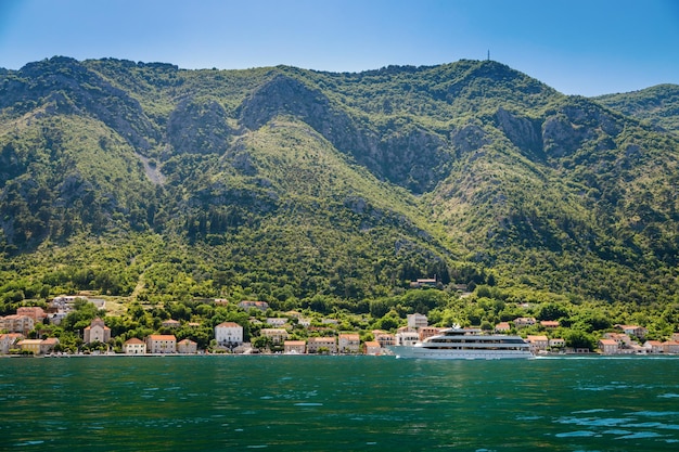 Splendida vista della costa montenegrina nella baia di Kotor che mostra piccole case