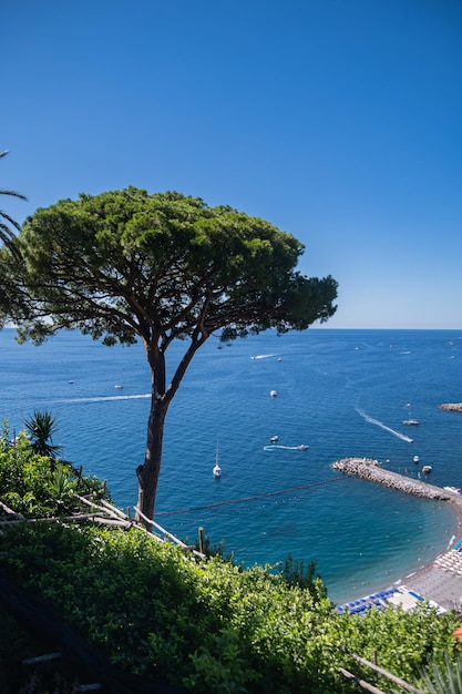 Splendida vista della Costiera Amalfitana Località estiva italiana sulle rive del Mar Tirreno piccole case colorate e ordinate