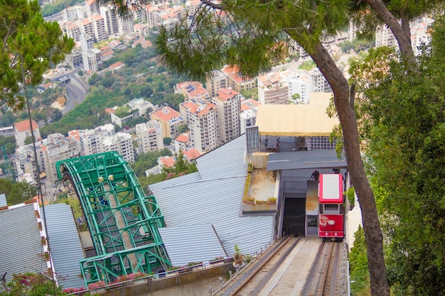 Splendida vista della funicolare presso la località turistica di Jounieh dal Monte Harissa, Libano