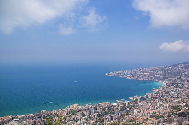 Splendida vista della località turistica di Jounieh dal Monte Harisa, Libano