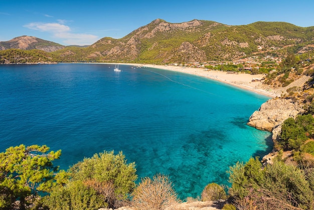 Splendida vista della spiaggia di Oludeniz sul Mar Mediterraneo nella regione di Mugla Turchia Destinazione di viaggio per vacanze estive Resort in Turchia