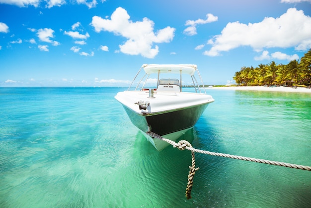 Splendida vista della spiaggia tropicale con yacht bianco sul molo