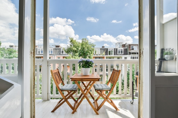 Splendida vista della strada dal balcone con un tavolino da tè