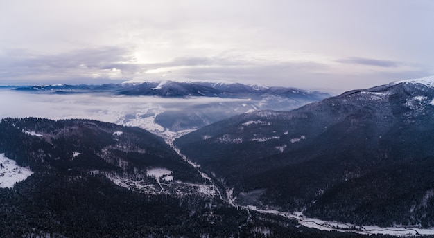 Splendida vista delle bellissime scogliere di montagna