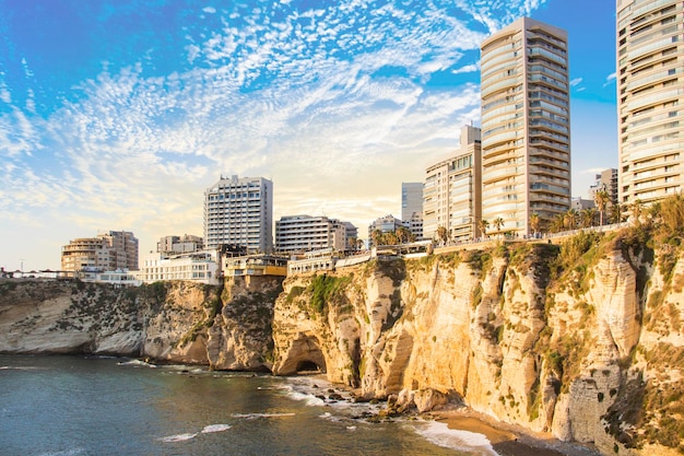 Splendida vista delle Pigeon Rocks sul lungomare nel centro di Beirut, Libano