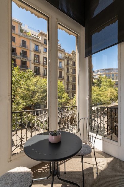 Splendida vista di due sedie e tavolino sulla terrazza coperta con vista mozzafiato su Barcellona