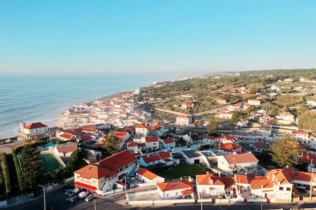 Splendida vista di una zona residenziale vicino al mare