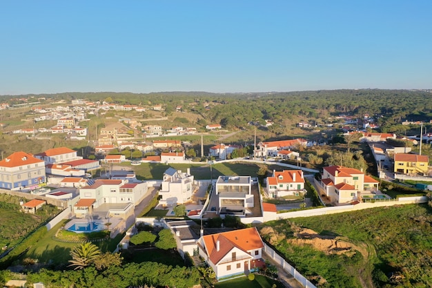 Splendida vista di una zona residenziale vicino al mare