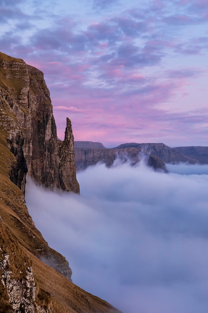 Splendida vista e nuvole al tramonto. Autunno dorato sull'isola faroe