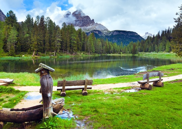 Splendida vista estiva sul Lago di Antorno alpino