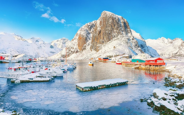 Splendida vista invernale sul villaggio di Hamnoy con il porto e la montagna Festhaeltinden sullo sfondo