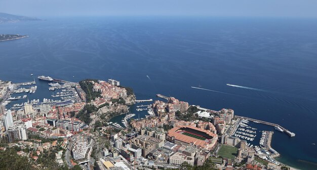 Splendida vista mozzafiato dalla montagna a Monaco sulla Costa Azzurra