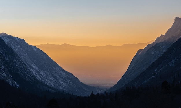 Splendida vista paesaggistica di un epico tramonto sulle montagne sopra Salt Lake City, Utah, Stati Uniti