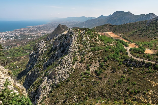 splendida vista panoramica dalla cima della montagna al mare e alla città di Cipro del Nord