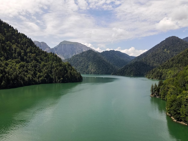 Splendida vista panoramica del bellissimo lago Ritsa e delle montagne caucasiche dell'Abkhazia