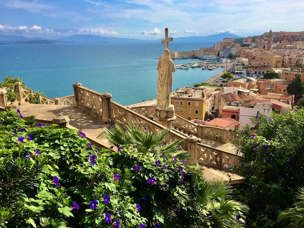 Splendida vista panoramica del centro storico di Gaeta e del mare Italia