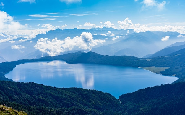 Splendida vista panoramica del lago Rara a Mugu, Nepal.