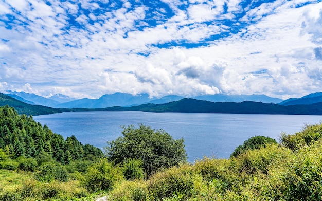 Splendida vista panoramica del lago Rara a Mugu, Nepal.