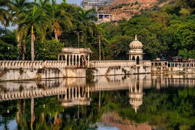 Splendida vista panoramica del monumento Doodh Talai Musical Garden, l'esempio perfetto di architettura moderna a Udaipur Rajasthan