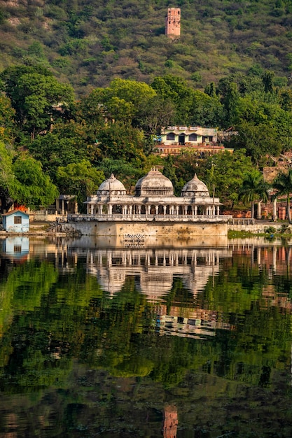 Splendida vista panoramica del monumento Doodh Talai Musical Garden, l'esempio perfetto di architettura moderna a Udaipur Rajasthan