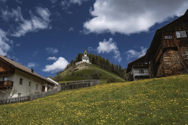 Splendida vista panoramica del villaggio di montagna con la valle di Lauterbrunnen e le Alpi svizzere sullo sfondo della regione della Jungfrau Svizzera Europa Sentiero naturale nella natura selvaggia del viaggio