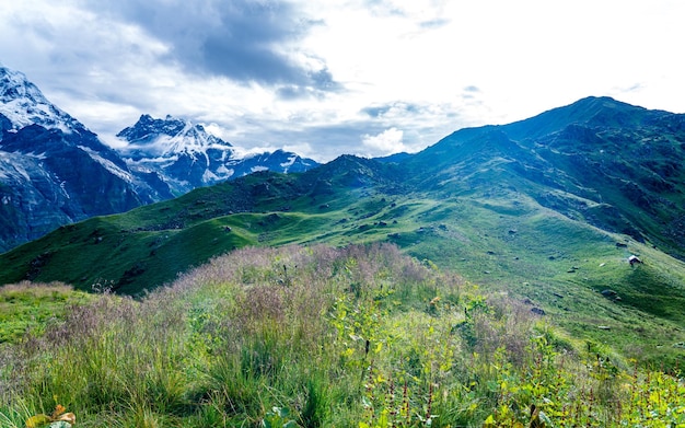 Splendida vista panoramica della catena montuosa durante la stagione dei monsoni in Nepal.