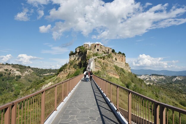 Splendida vista panoramica della famosa Civita di Bagnoregio con la valle del fiume Tevere Lazio Italia Il sito divenne noto in italiano come La citta che muore i turisti della città morente