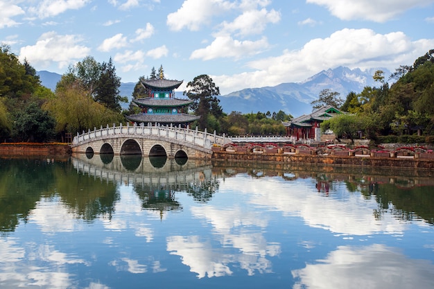 Splendida vista su Jade Dragon Snow Mountain e sul ponte di Suocui