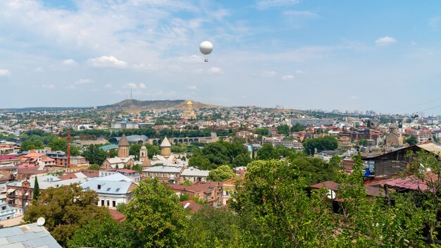 Splendida vista su Tbilis, capitale della Georgia. paesaggio urbano