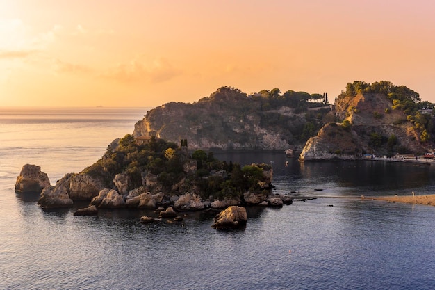 Splendida vista su una costa rocciosa e una bellissima isola nel mare con una bella costa e nuvole sullo sfondo del paesaggio marino serale