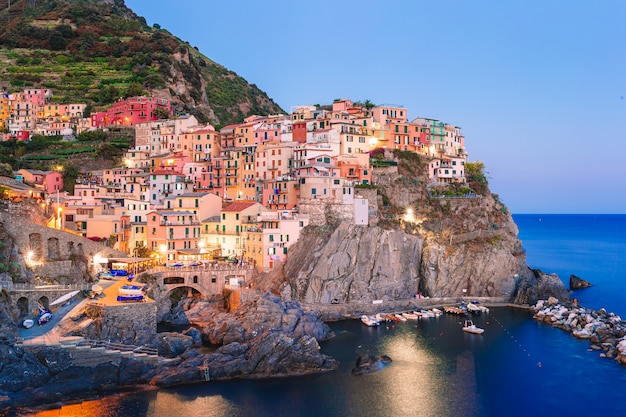 Splendida vista sul bellissimo e accogliente villaggio di Manarola nella Riserva delle Cinque Terre al tramonto.