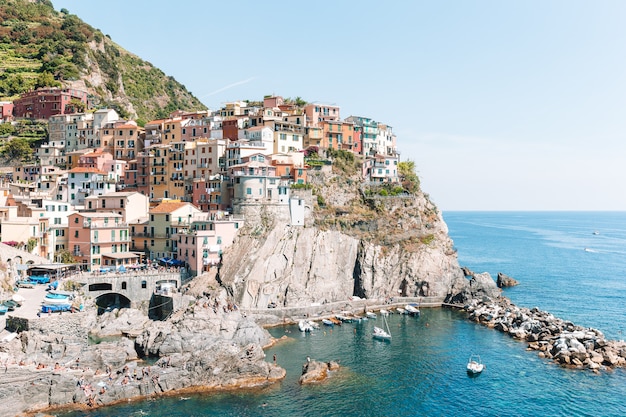 Splendida vista sul bellissimo villaggio di Manarola nella Riserva delle Cinque Terre.