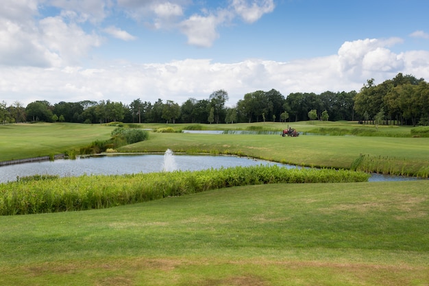 Splendida vista sul campo da golf con erba verde perfetta e stagno