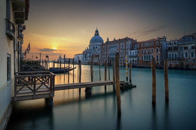 Splendida vista sul Canal Grande e sulla Basilica di Santa Maria della Salute durante l'alba con acque calme Venezia Italia