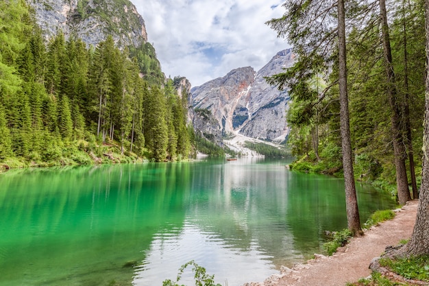 Splendida vista sul famoso lago di Braies