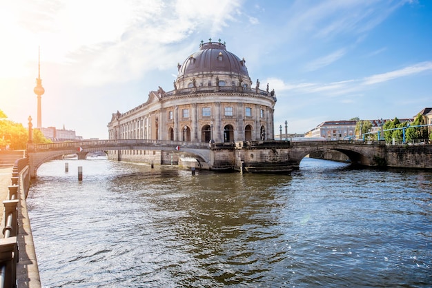 Splendida vista sul fiume sul museo Bode durante l'alba nella città di Berlino