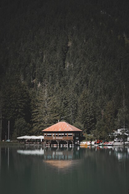 Splendida vista sul lago di dobbiaco, in trentino