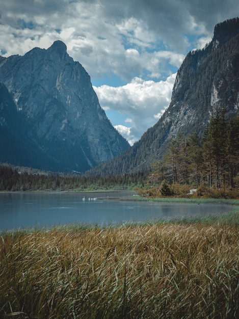 Splendida vista sul lago di dobbiaco, in trentino