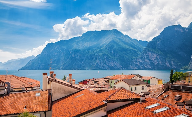 Splendida vista sul lago di Garda e sulle montagne dal piccolo villaggio di Torbole, Italia