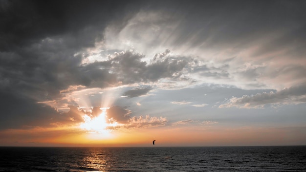 Splendida vista sul mare al tramonto a Tel Aviv.