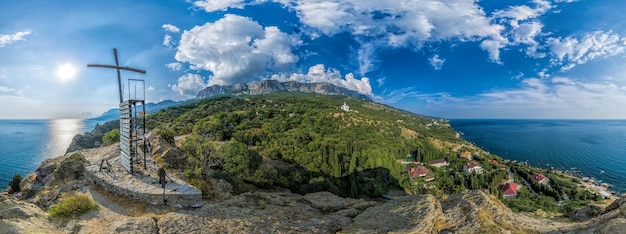 Splendida vista sul mare e sulla montagna primaverile paesaggio pittoresco costa collinare rocce contro il blu