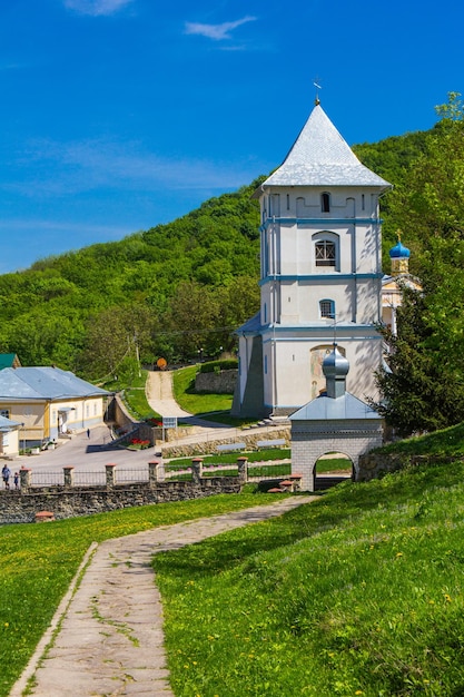 Splendida vista sul monastero femminile di Kalarashovsky Holy Uspensky in sany sammer day Convento situato sulla riva destra del Dniester vicino al villaggio di Kalarashovka Moldavia Convento fondato nel XVI secolo