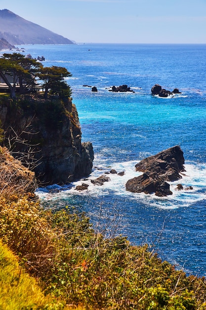 Splendida vista sull'oceano della costa occidentale con scogliere rocciose e acqua blu vibrante