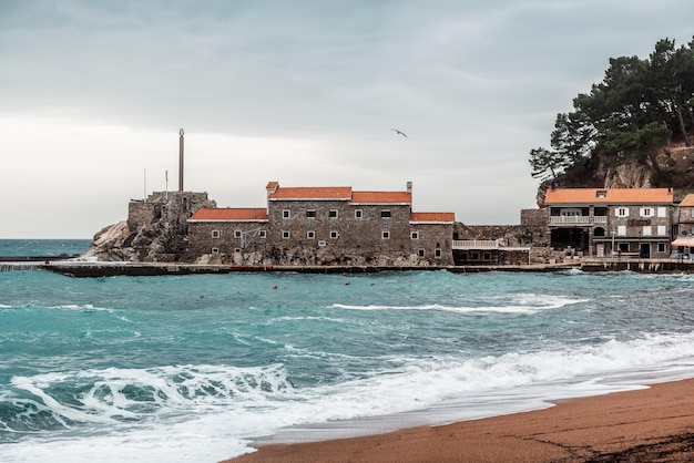 Splendida vista sulla costa adriatica in una nuvolosa giornata invernale. Vicino alla città di Petrovac, costa adriatica del Montenegro