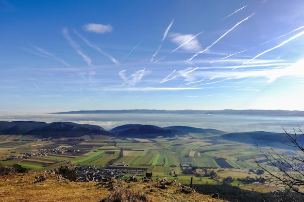 Splendida vista sulla fitta nebbia all'orizzonte con cielo azzurro e sole