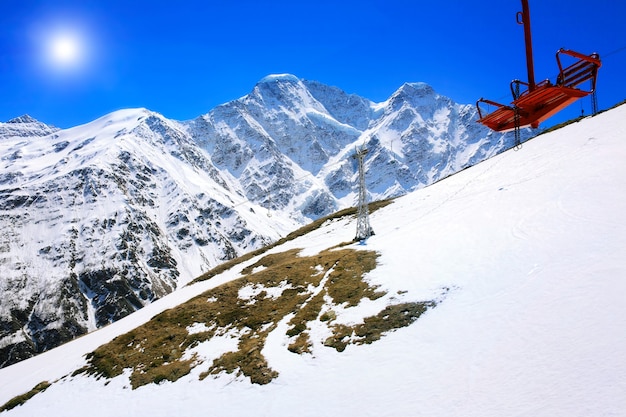 Splendida vista sulla funivia in montagna. Elbrus